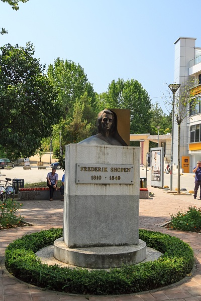 Pomnik Fryderyka Chopina w Tiranie.