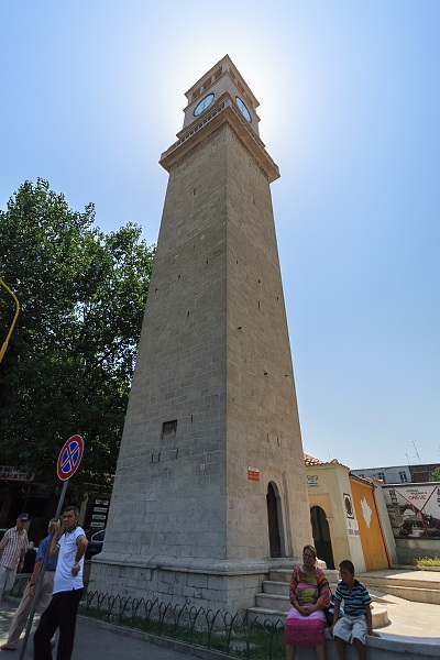 Wieża Zegarowa obok meczetu Hadżi Ethem Beja.