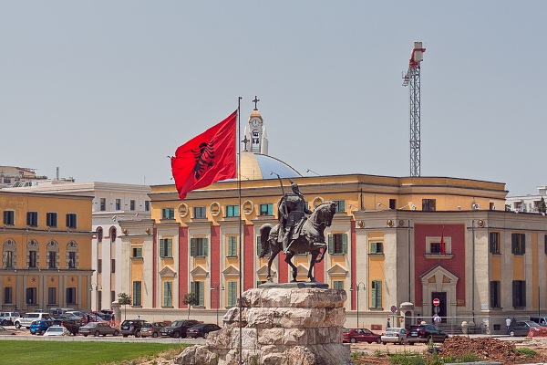 Pomnik bohatera narodowego Albanii, Skanderbega, w Tiranie.