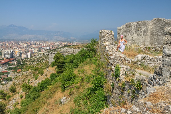 Monia na murach zamku Rozafa w Albanii.