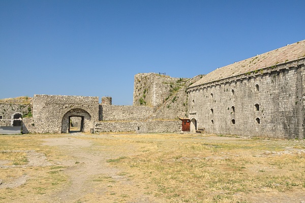 Fragment zamku Rozafa w Albanii.