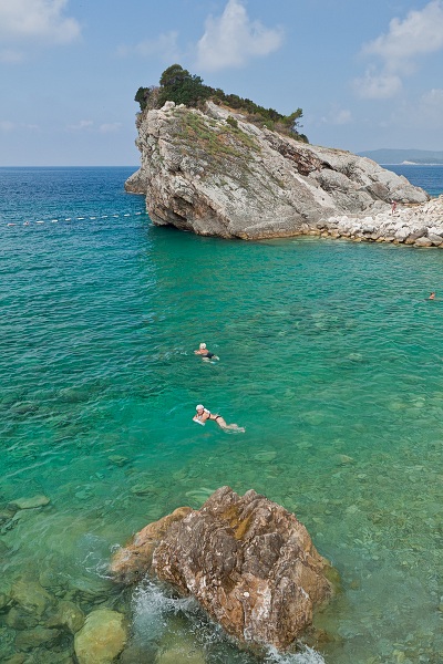 Woda przy plażach wyspy Sveti Nikola.